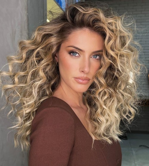 1-caramel-blonde-curly-hair-with-natural-root